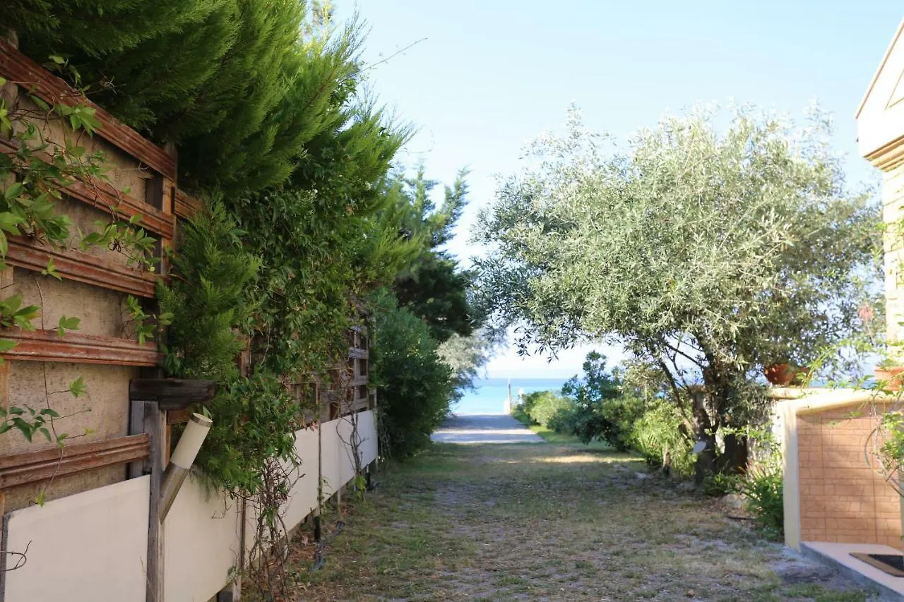 Villa Argo 2 - Beachfront, Big Gardens, Location! Pefkochori Greece