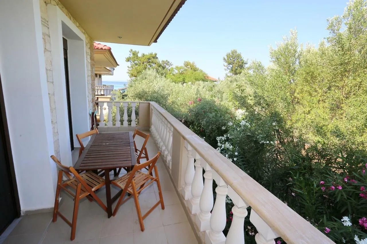 Villa Argo 2 - Beachfront, Big Gardens, Location! Pefkochori Greece
