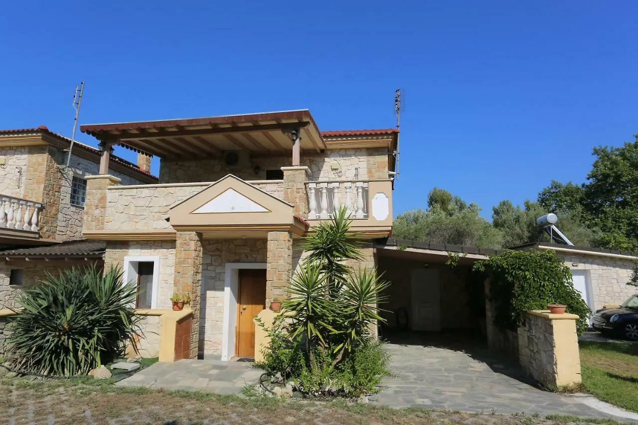Villa Argo 2 - Beachfront, Big Gardens, Location! Pefkochori Greece